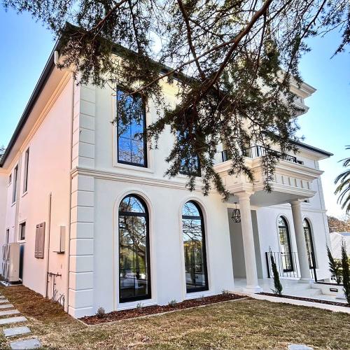 Brighton Luxury Redefined: Elwood Street's Architectural Aluminium Solutions for Unrivalled Views