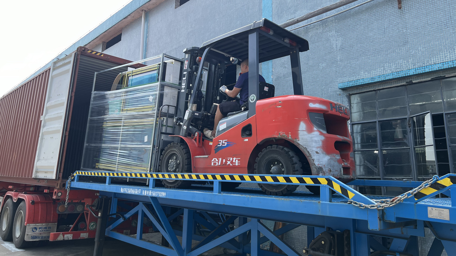 Aluminum window factory assembly and packaging for project supply